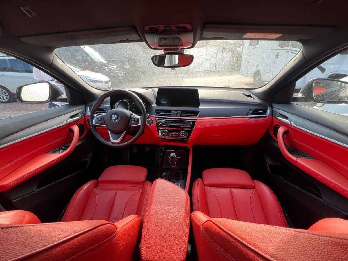 Červený interiér výcvikového BMW X2